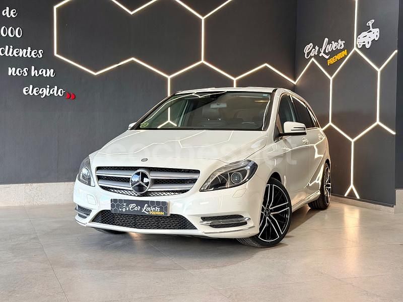 Usado Mercedes B180 AMG line 109 CV (80 kW) 2014 Blanco Monovolumen