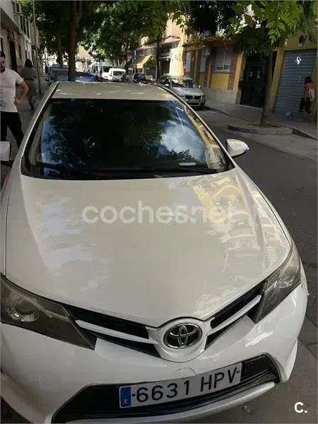 Usado Toyota Auris Live 124 CV (91 kW) 2013 Blanco Berlina