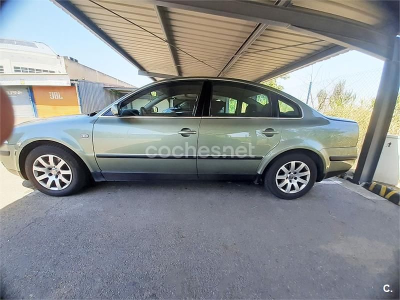 Usado VW Passat Trendline 130 CV (95 kW) 2001 Verde Berlina