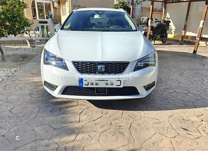 Usado Seat Leon ST Style 105 CV (77 kW) 2014 Blanco Familiar