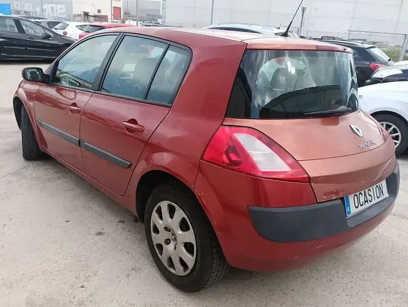 Usado Renault Mégane Dynamique 85 CV (62 kW) 2005 Rojo Berlina