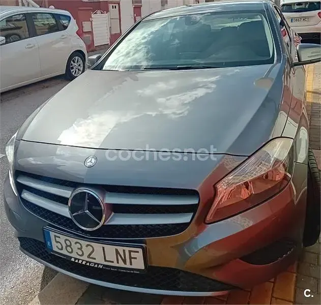 Usado Mercedes A180 Urban 109 CV (80 kW) 2014 Gris / plata Berlina