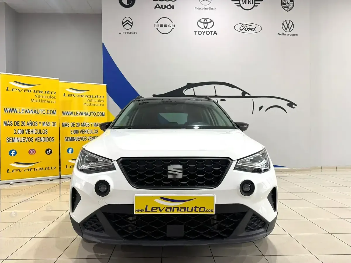 Usado Seat Arona Ecomotive 110 CV (80 kW) 2021 Blanco SUV