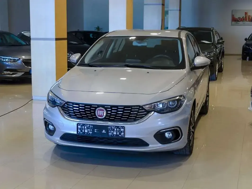 Usado Fiat Tipo Lounge 120 CV (88 kW) 2016 Gris / plata Berlina