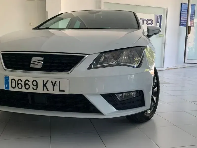 Usado Seat Leon Style 115 CV (84 kW) 2019 Blanco Berlina
