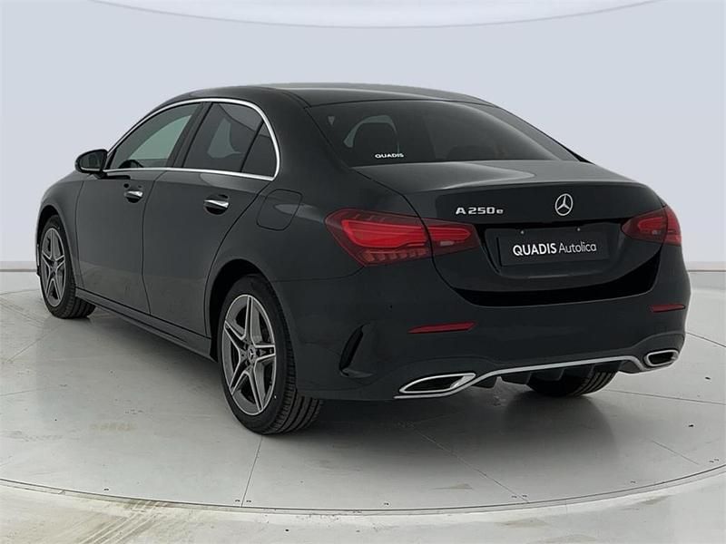 Usado Mercedes A250 218 CV (160 kW) 2024 Negro cosmos Berlina