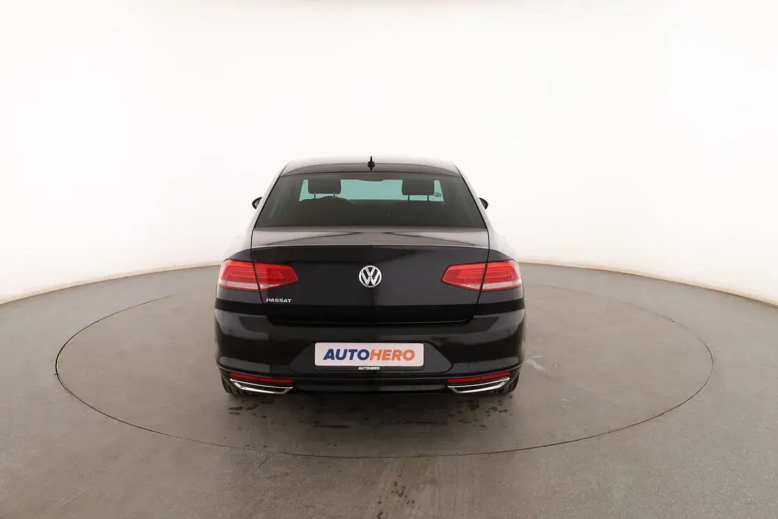 Usado VW Passat Advance 150 CV (110 kW) 2018 Negro Berlina