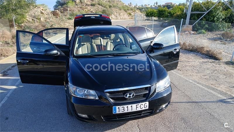 Usado Hyundai Sonata Style 140 CV (102 kW) 2006 Negro Berlina