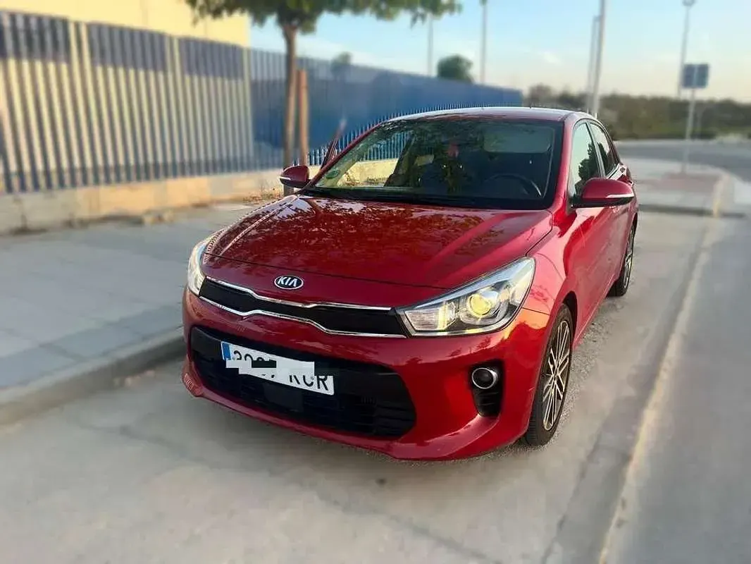 Usado Kia Rio 101 CV (74 kW) 2017 Rojo Berlina