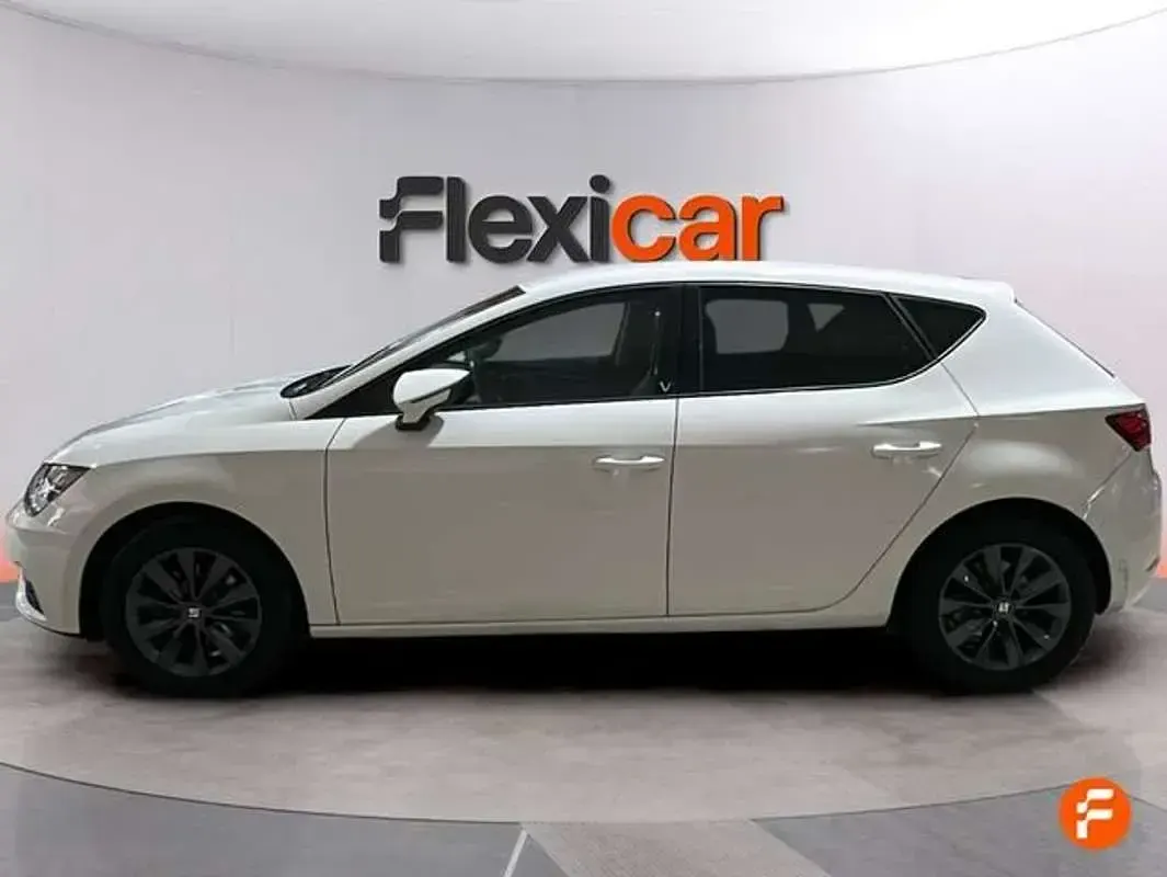 Usado Seat Leon ST Style 131 CV (96 kW) 2019 Blanco Familiar
