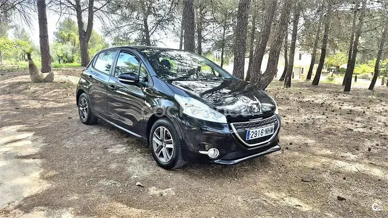 Usado Peugeot 208 Access 82 CV (60 kW) 2015 Negro Utilitario