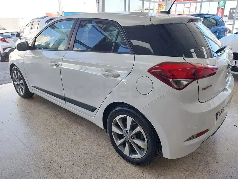 Usado Hyundai i20 84 CV (61 kW) 2018 Blanco Berlina