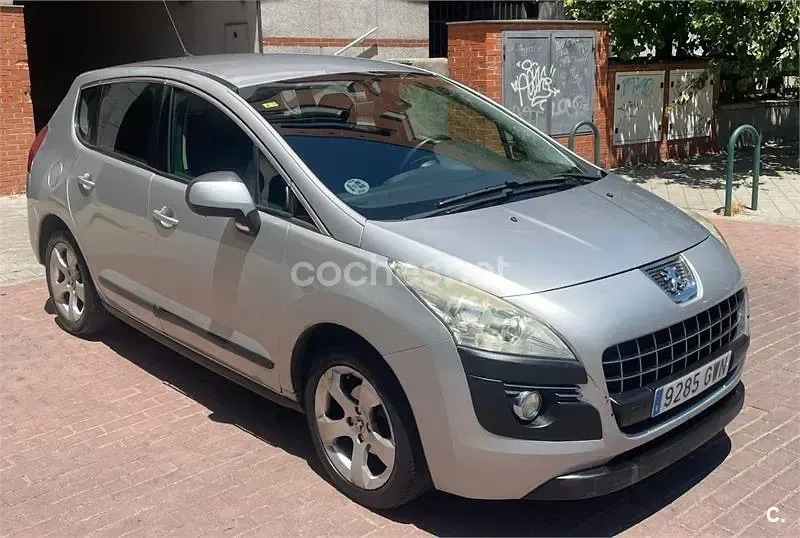 Usado Peugeot 3008 Active 112 CV (82 kW) 2010 Gris / plata Familiar