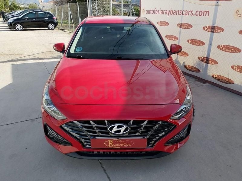 Usado Hyundai i30 120 CV (88 kW) 2022 Granate Berlina