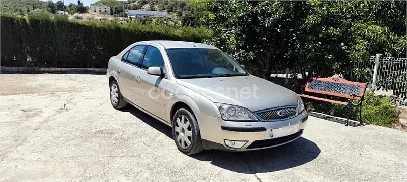 Usado Ford Mondeo Trend 130 CV (95 kW) 2005 Blanco Berlina