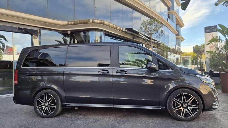 Usado Mercedes V300 Avantgarde 239 CV (175 kW) 2024 Gris Monovolumen