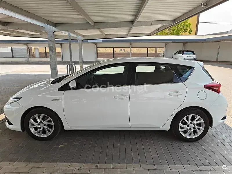 Usado Toyota Auris Hybrid Business Edition 136 CV (100 kW) 2019 Blanco Berlina