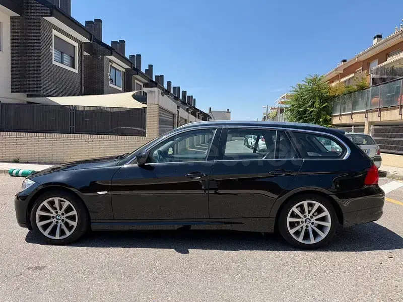Usado BMW 318 143 CV (105 kW) 2011 Negro Familiar