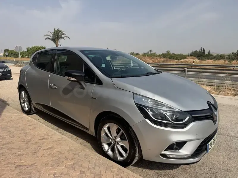 Usado Renault Clio IV LIMITED 90 CV (66 kW) 2018 Gris / plata Berlina