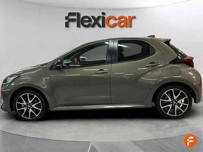 Usado Toyota Yaris Hybrid Active 116 CV (85 kW) 2021 Gris / plata Berlina