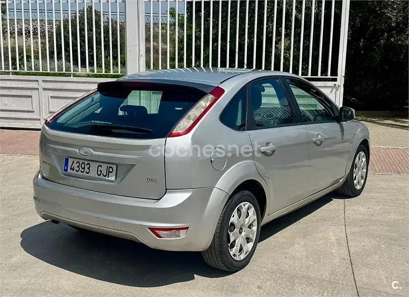 Używany Ford Focus Trend 109 KM (80 kW) 2008 Szary Sedan/Limuzyna