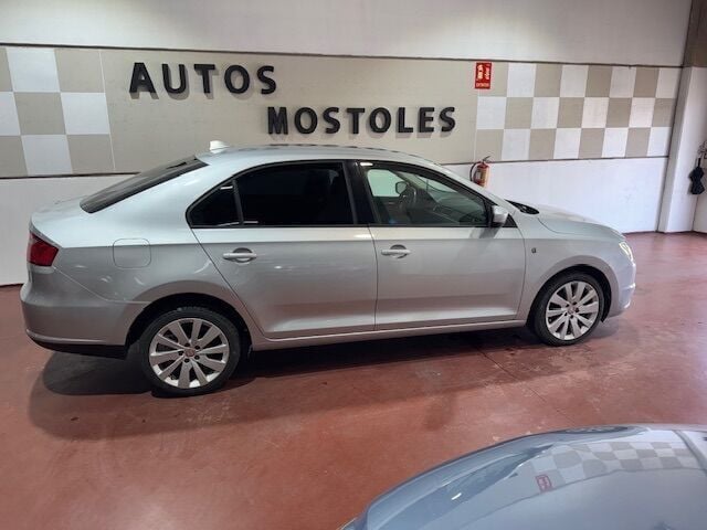 Usado Seat Toledo Style 105 CV (77 kW) 2013 Gris Utilitario