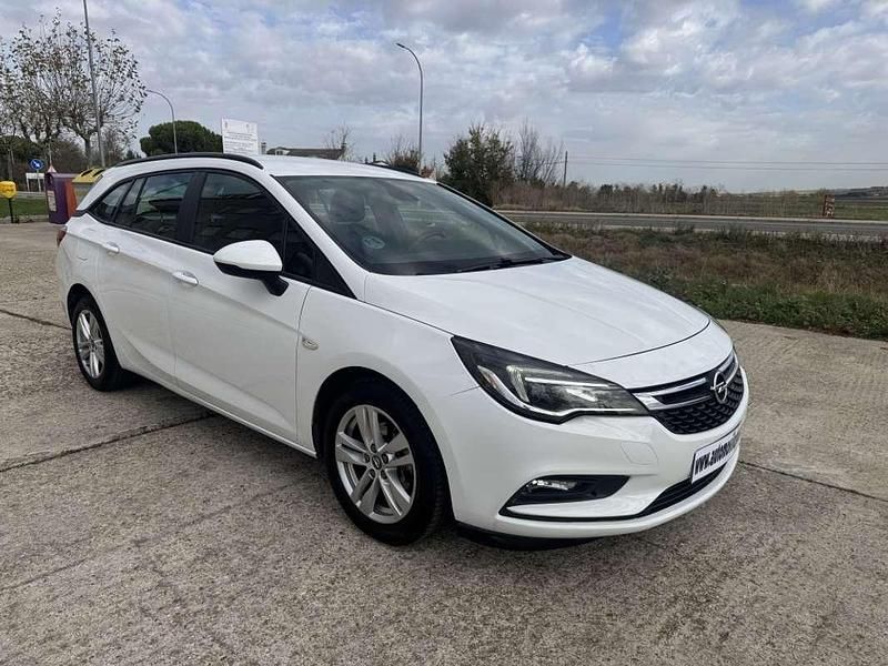 Usado Opel Astra Selective 110 CV (80 kW) 2019 Blanco Familiar