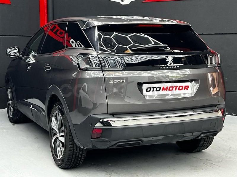 Usado Peugeot 3008 Allure 130 CV (95 kW) 2022 Gris / plata SUV