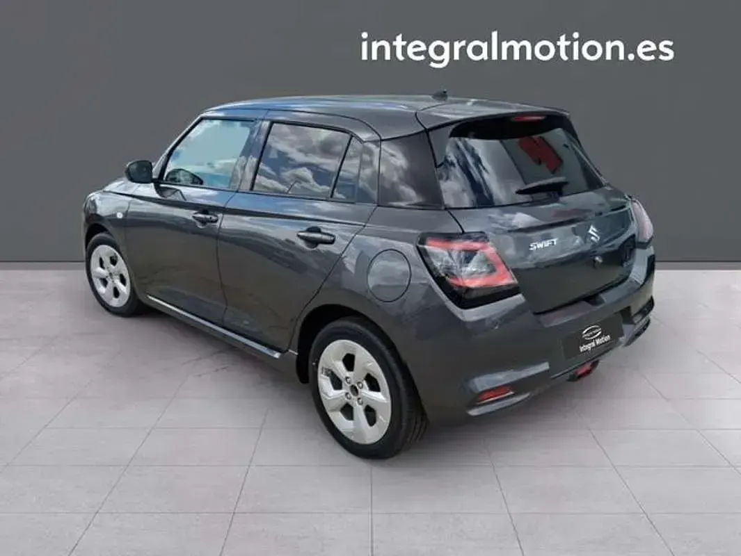Usado Suzuki Swift 82 CV (60 kW) 2026 Gris Utilitario
