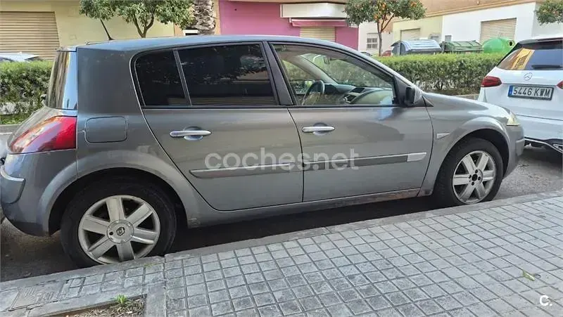 Usado Renault Mégane Dynamique 80 CV (58 kW) 2005 Gris / plata Berlina
