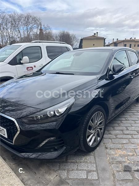 Usado Hyundai i30 120 CV (88 kW) 2019 Negro Berlina