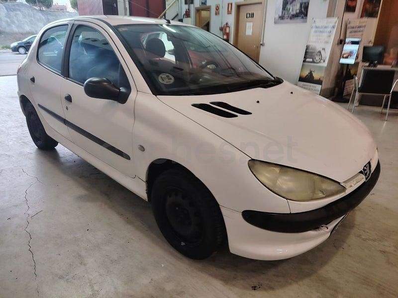 Usado Peugeot 206 75 CV (55 kW) 2002 Blanco Berlina