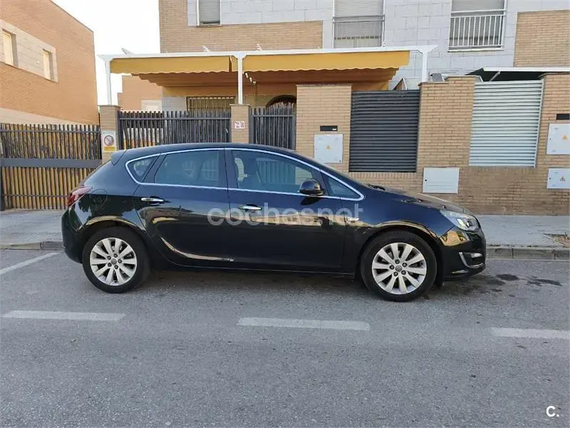 Usado Opel Astra Excellence 110 CV (80 kW) 2013 Negro Berlina