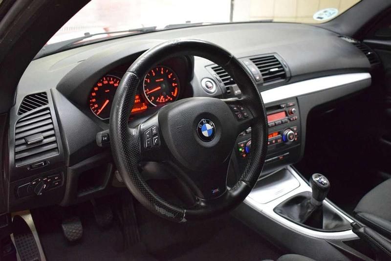 Usado BMW 118 Sport Line 143 CV (105 kW) 2010 Rojo Utilitario