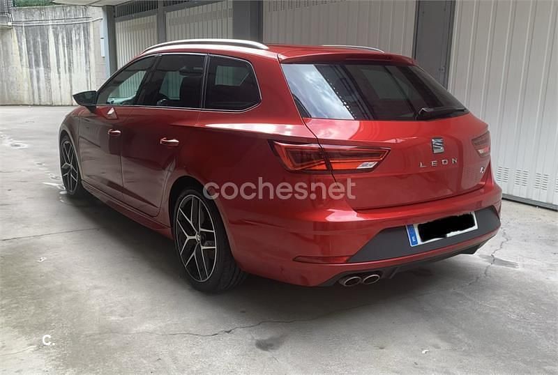 Usado Seat Leon ST FR 150 CV (110 kW) 2018 Rojo Familiar