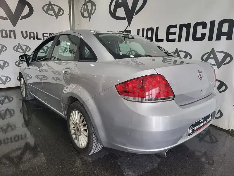 Usado Fiat Linea Dynamic 120 CV (88 kW) 2009 Gris / plata Berlina