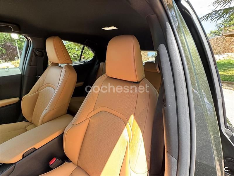 Usado Lexus UX 199 CV (146 kW) 2024 Verde SUV