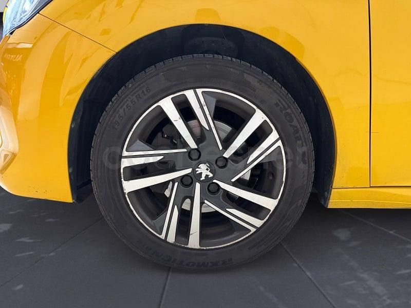 Usado Peugeot 208 Allure 100 CV (73 kW) 2022 Amarillo Utilitario