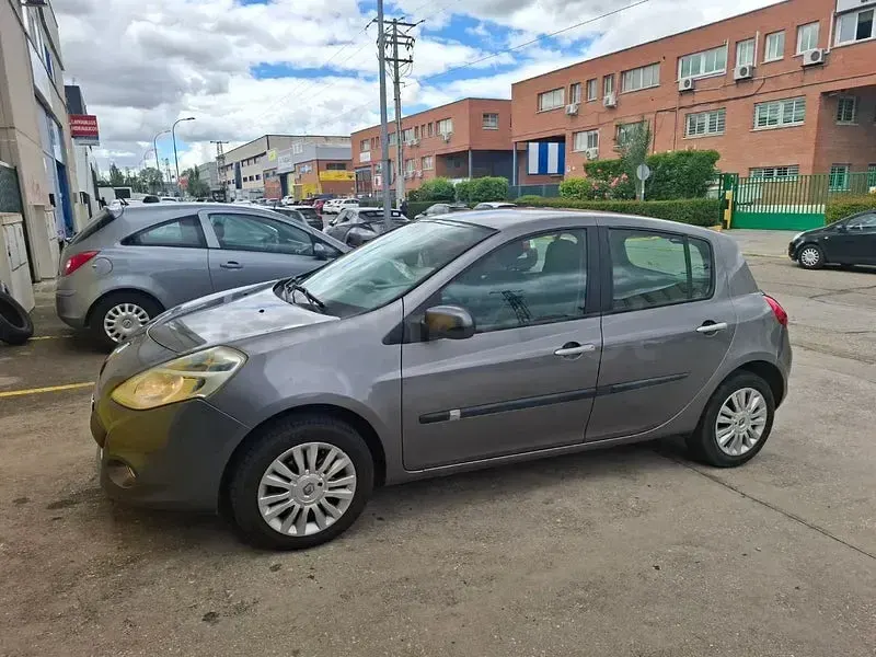 Usado Renault Clio IV Expression 75 CV (55 kW) 2012 Gris / plata Berlina