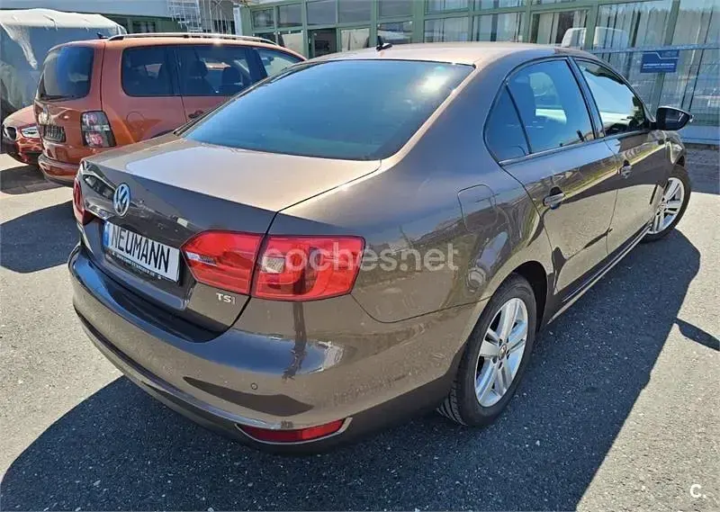 Usado VW Jetta Advance 122 CV (89 kW) 2012 Marrón Berlina