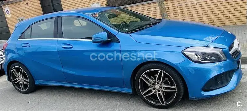 Usado Mercedes A180 AMG line 109 CV (80 kW) 2016 Azul Utilitario