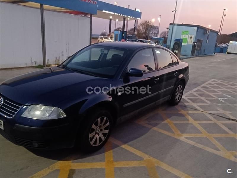 Usado VW Passat Trendline 130 CV (95 kW) 2002 Azul Familiar