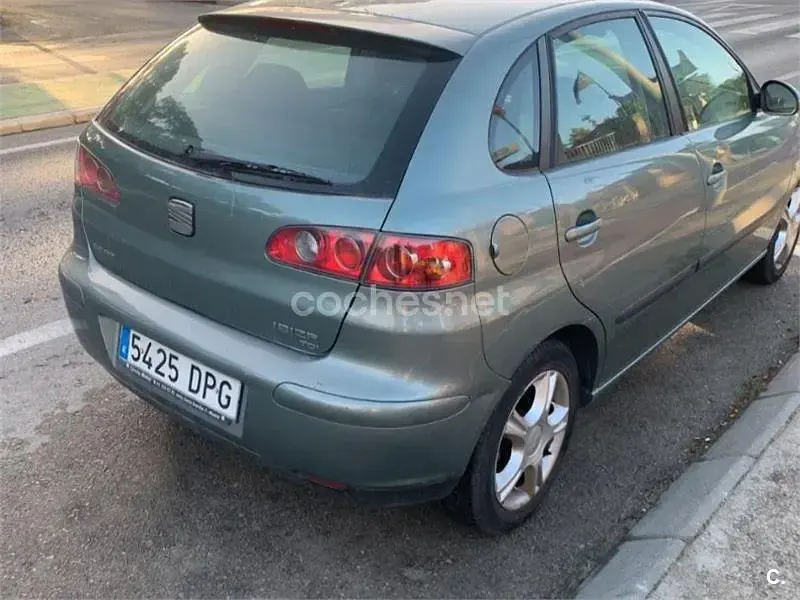 Usado Seat Ibiza 100 CV (73 kW) 2005 Gris / plata Utilitario