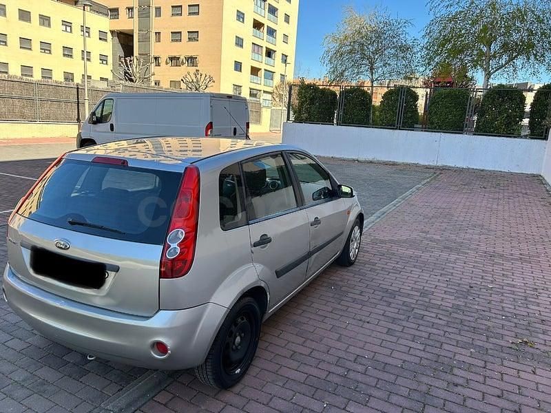 Usado Ford Fiesta Titanium 96 CV (70 kW) 2008 Gris / plata Utilitario