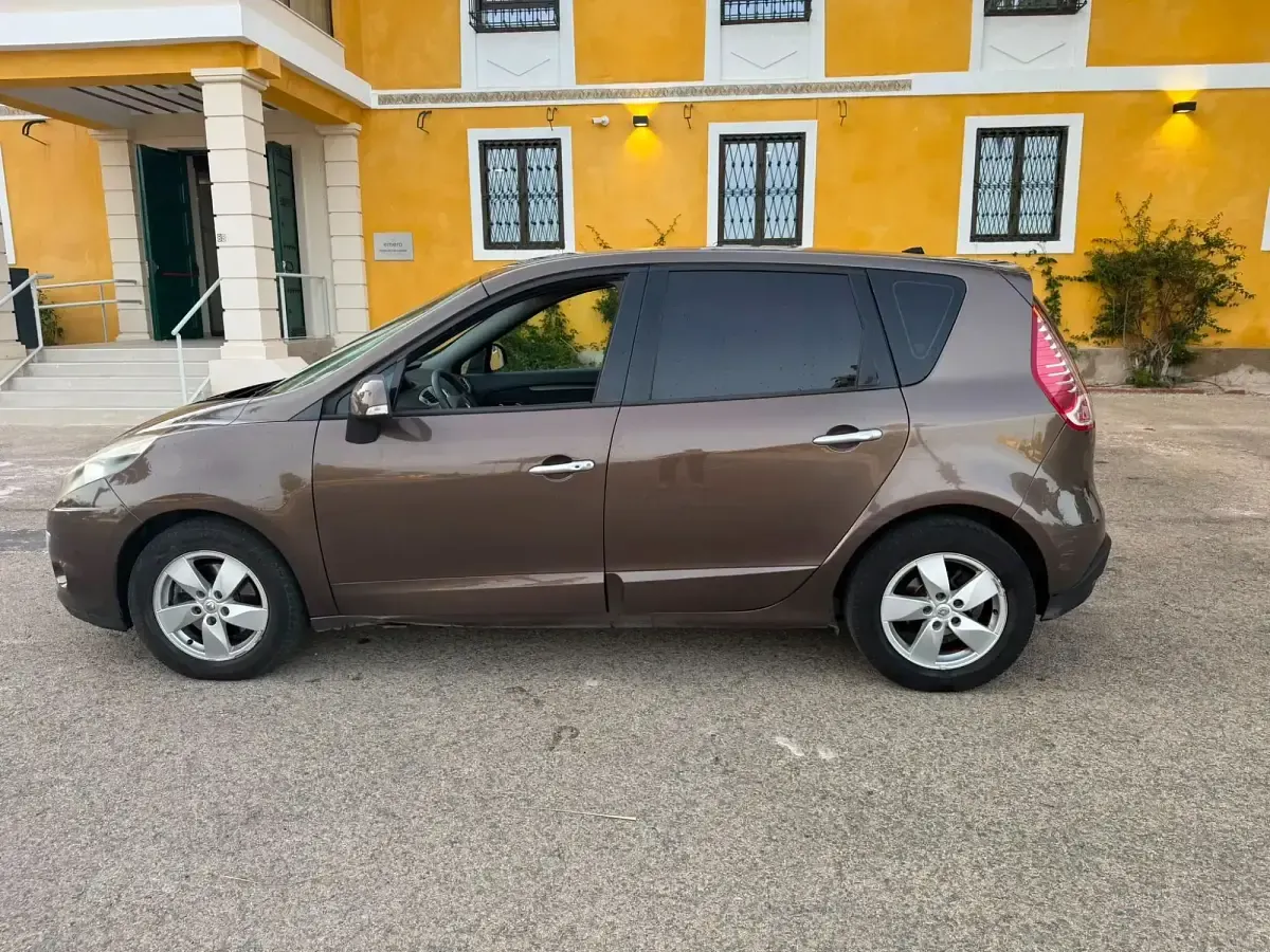 Usado Renault Grand Scénic 110 CV (80 kW) 2011 Marrón