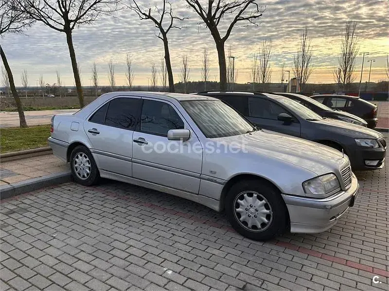 Usado Mercedes C250 Elegance 150 CV (110 kW) 1999 Gris / plata Berlina