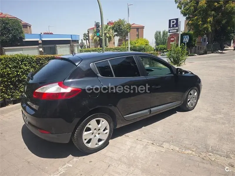 Usado Renault Mégane III Dynamique 110 CV (80 kW) 2012 Negro Berlina