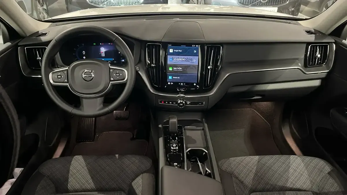 Käytetty Volvo XC60 Core 250 HP (183 kW) 2025 Valkoinen Katumaasturi