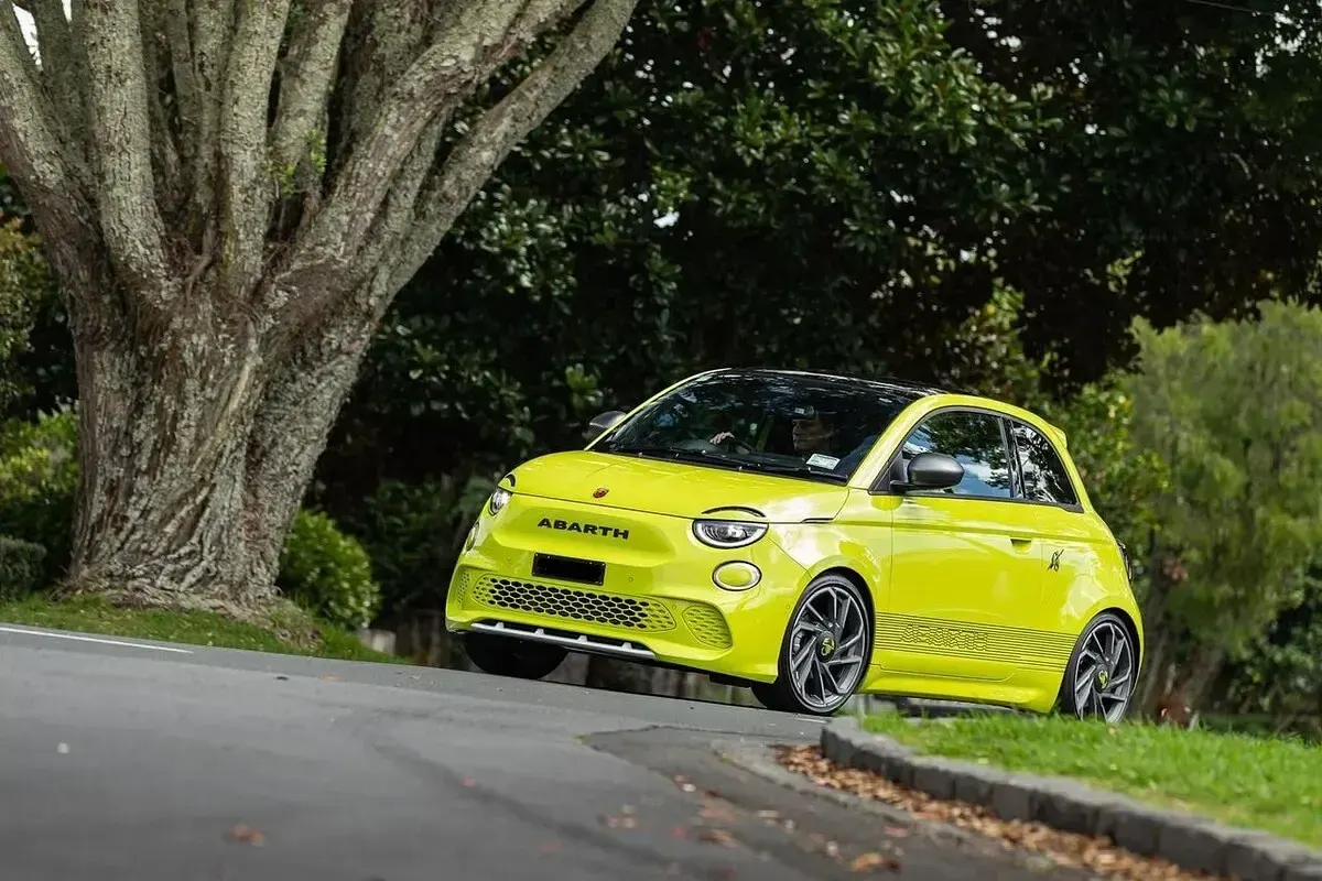 Usado Abarth 500e Scorpionissima 132 kW (180 CV) 2024 Gris Utilitario