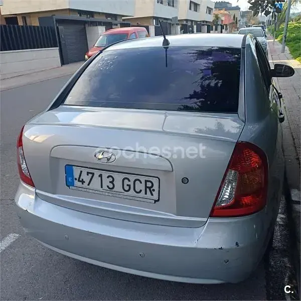 Usado Hyundai Accent 97 CV (71 kW) 2008 Gris / plata Berlina
